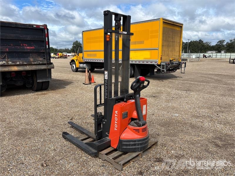 Toyota 7BWS13 2500 lb Walk Behind Electric Forklift (Inop バッテリーフォークリフト