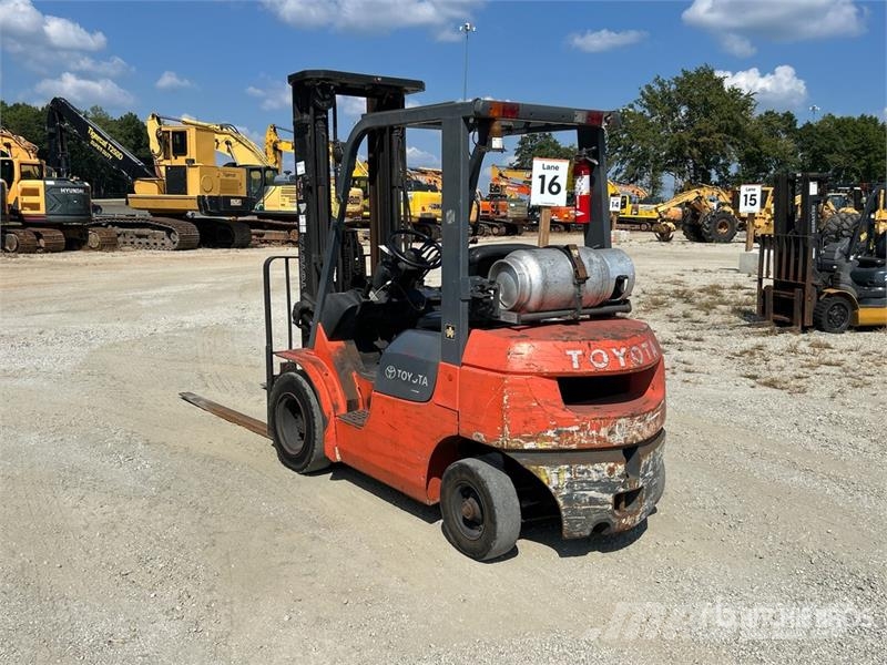 Toyota 7FGCU20 3200 lb Pneumatic Tire Forklift Targoncák-Egyéb