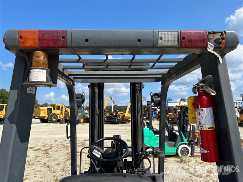 Toyota 7FGCU20 3200 lb Pneumatic Tire Forklift Targoncák-Egyéb