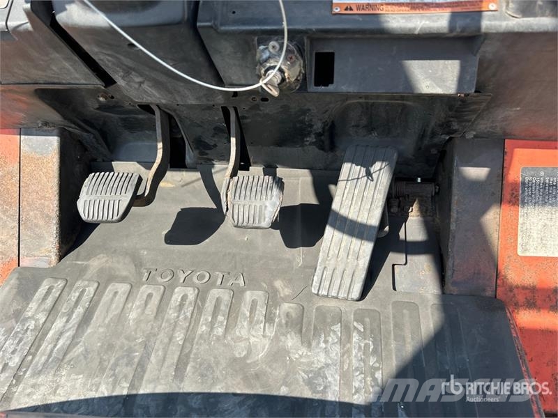 Toyota 7FGCU20 3200 lb Pneumatic Tire Forklift Targoncák-Egyéb