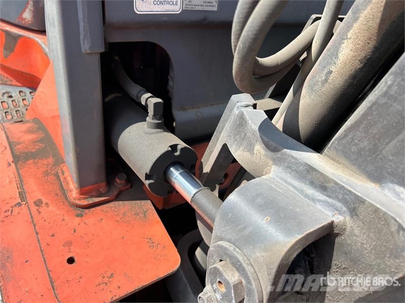 Toyota 7FGCU20 3200 lb Pneumatic Tire Forklift Targoncák-Egyéb