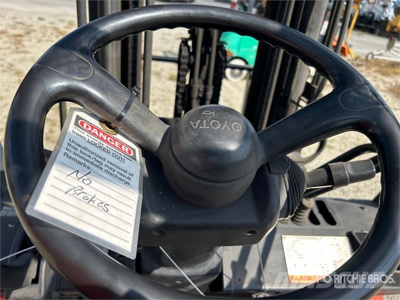 Toyota 7FGCU20 3200 lb Pneumatic Tire Forklift Targoncák-Egyéb