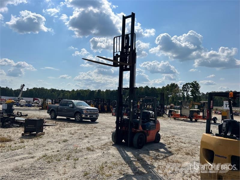 Toyota 7FGCU20 3200 lb Pneumatic Tire Forklift Targoncák-Egyéb
