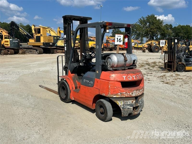 Toyota 7FGCU20 3200 lb Pneumatic Tire Forklift Montacargas - otros