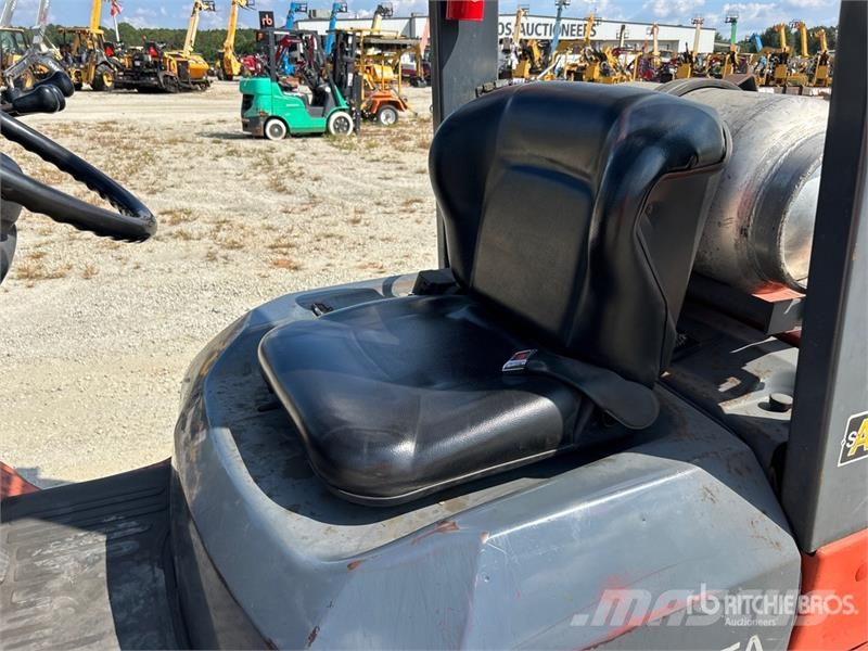 Toyota 7FGCU20 3200 lb Pneumatic Tire Forklift Targoncák-Egyéb