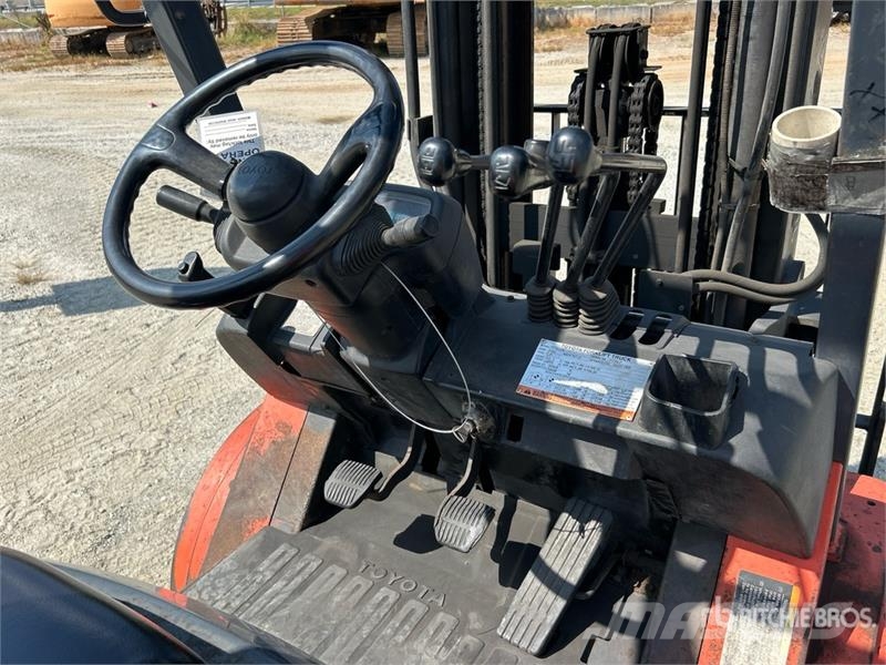 Toyota 7FGCU20 3200 lb Pneumatic Tire Forklift Montacargas - otros