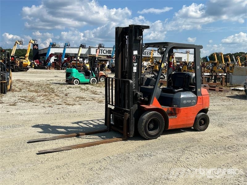Toyota 7FGCU20 3200 lb Pneumatic Tire Forklift Targoncák-Egyéb
