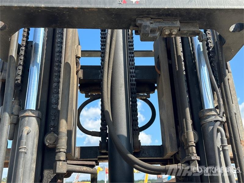 Toyota 7FGCU20 3200 lb Pneumatic Tire Forklift Targoncák-Egyéb