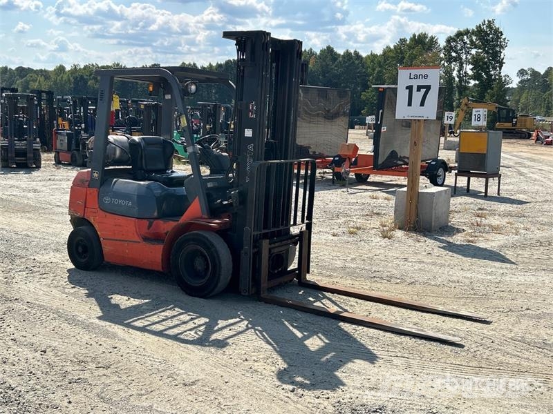 Toyota 7FGCU20 3200 lb Pneumatic Tire Forklift Targoncák-Egyéb