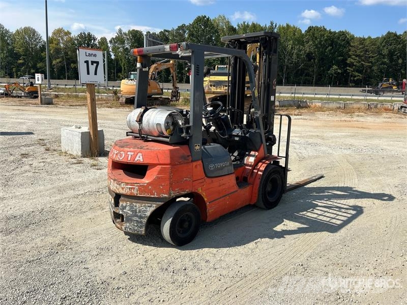 Toyota 7FGCU20 3200 lb Pneumatic Tire Forklift Targoncák-Egyéb