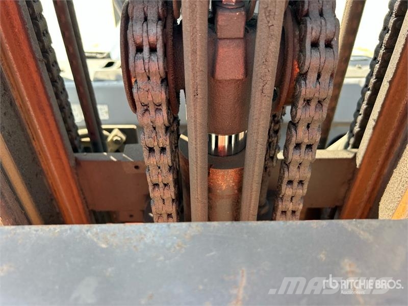 Toyota 7FGCU20 3200 lb Pneumatic Tire Forklift Montacargas - otros
