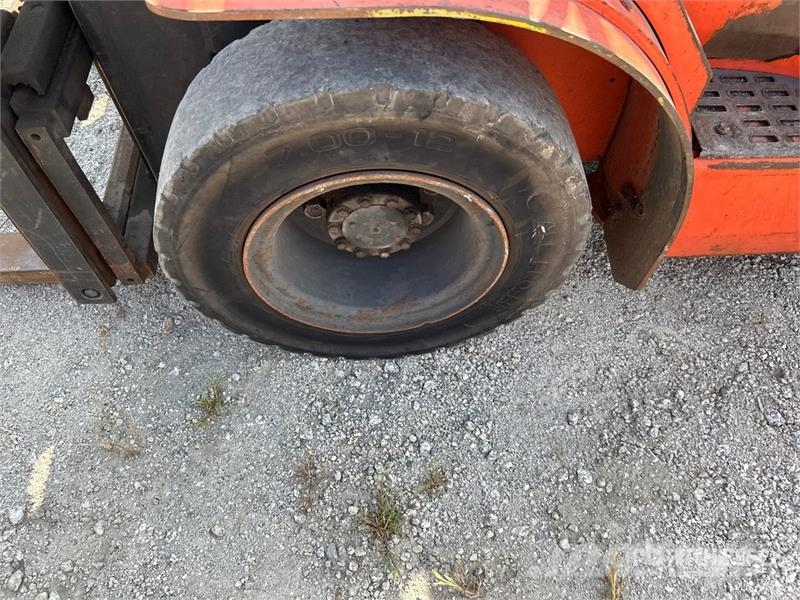 Toyota 7FGCU20 3200 lb Pneumatic Tire Forklift Targoncák-Egyéb