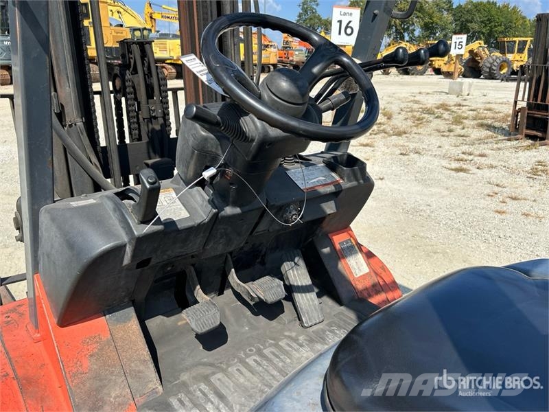 Toyota 7FGCU20 3200 lb Pneumatic Tire Forklift Montacargas - otros