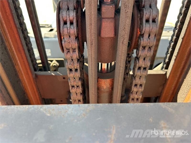 Toyota 7FGCU20 3200 lb Pneumatic Tire Forklift Targoncák-Egyéb