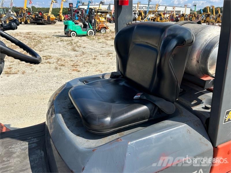 Toyota 7FGCU20 3200 lb Pneumatic Tire Forklift Montacargas - otros