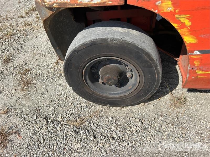 Toyota 7FGCU20 3200 lb Pneumatic Tire Forklift Targoncák-Egyéb