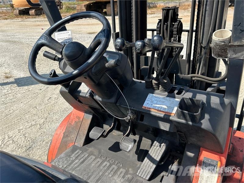 Toyota 7FGCU20 3200 lb Pneumatic Tire Forklift Targoncák-Egyéb