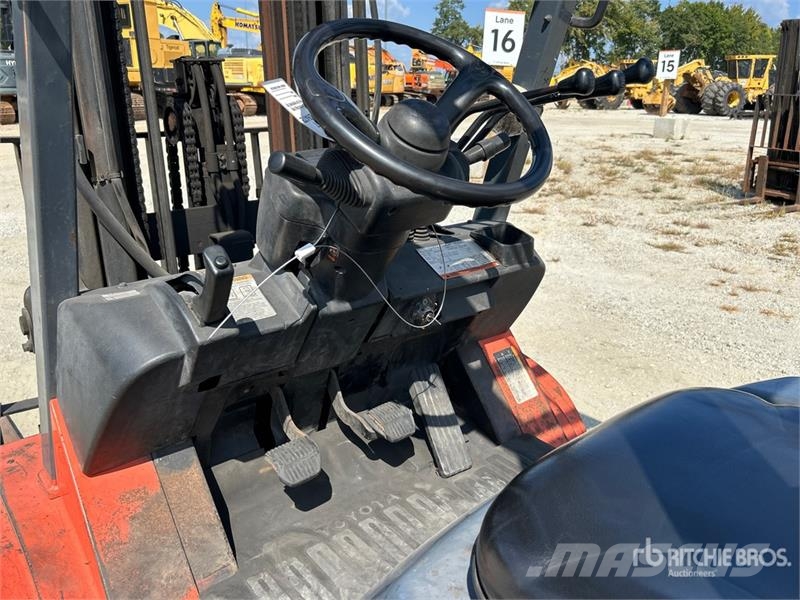 Toyota 7FGCU20 3200 lb Pneumatic Tire Forklift Targoncák-Egyéb