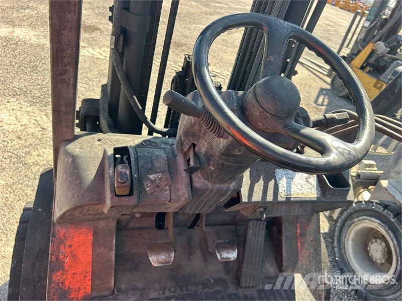Toyota 7FGU25 2700 lb Pneumatic Tire Forklift Gaffeltrucker - Annet