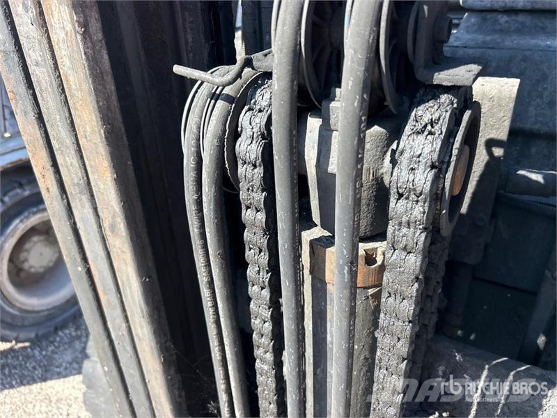 Toyota 7FGU25 2700 lb Pneumatic Tire Forklift Gaffeltrucker - Annet