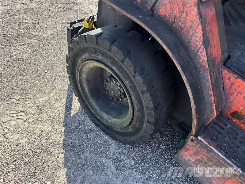 Toyota 7FGU25 2700 lb Pneumatic Tire Forklift Gaffeltrucker - Annet