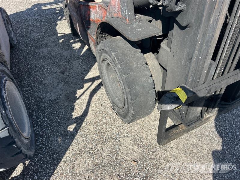 Toyota 7FGU25 2700 lb Pneumatic Tire Forklift Gaffeltrucker - Annet