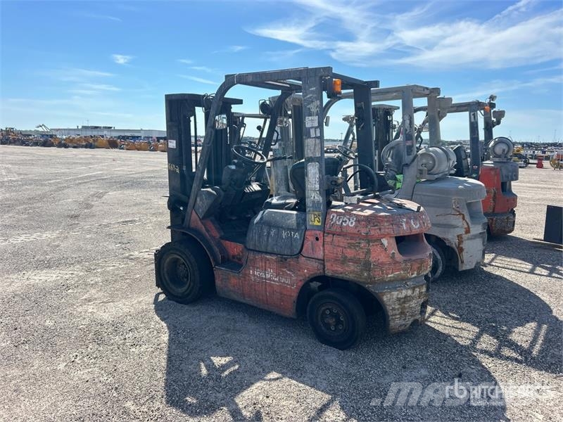 Toyota 7FGU25 2700 lb Pneumatic Tire Forklift Gaffeltrucker - Annet