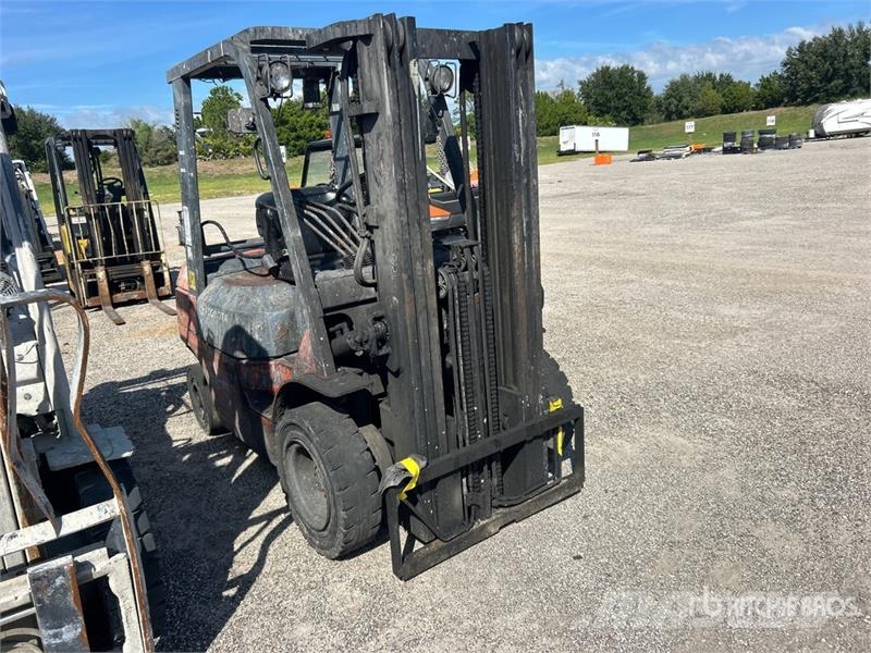 Toyota 7FGU25 2700 lb Pneumatic Tire Forklift Gaffeltrucker - Annet