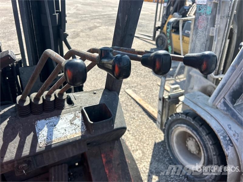 Toyota 7FGU25 2700 lb Pneumatic Tire Forklift Gaffeltrucker - Annet