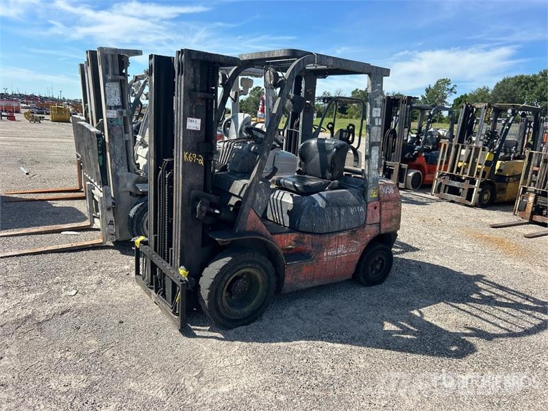 Toyota 7FGU25 2700 lb Pneumatic Tire Forklift Gaffeltrucker - Annet