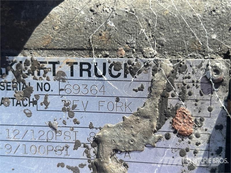 Toyota 7FGU25 2700 lb Pneumatic Tire Forklift Gaffeltrucker - Annet