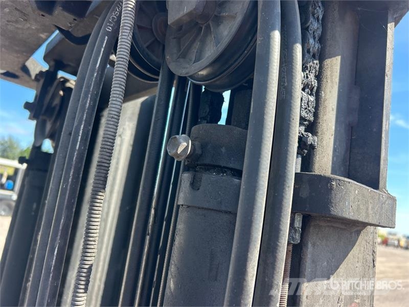 Toyota 7FGU25 2700 lb Pneumatic Tire Forklift Gaffeltrucker - Annet