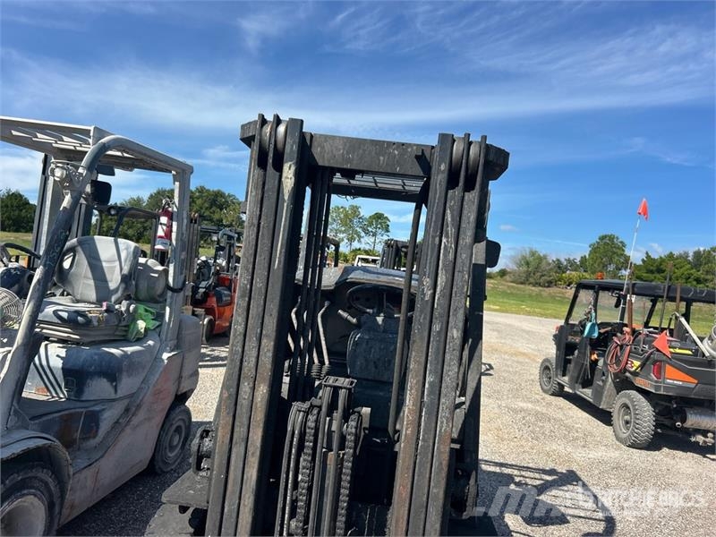 Toyota 7FGU25 2700 lb Pneumatic Tire Forklift Gaffeltrucker - Annet