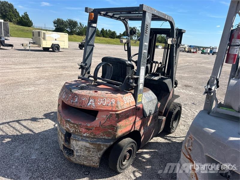Toyota 7FGU25 2700 lb Pneumatic Tire Forklift Gaffeltrucker - Annet