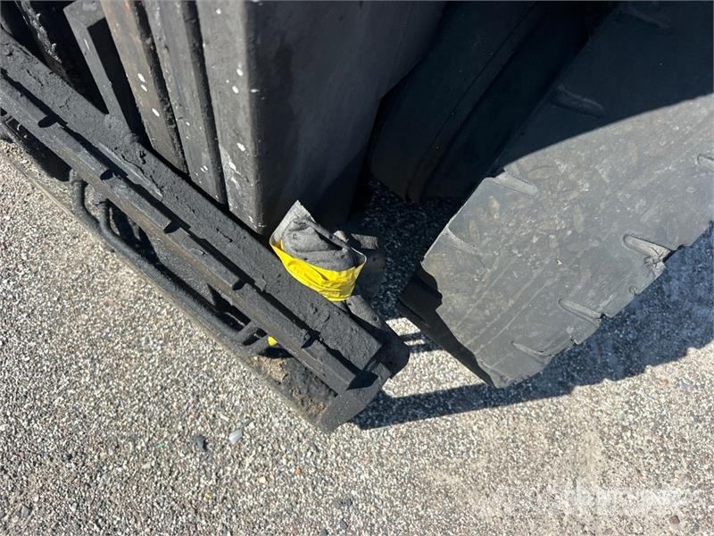 Toyota 7FGU25 2700 lb Pneumatic Tire Forklift Gaffeltrucker - Annet