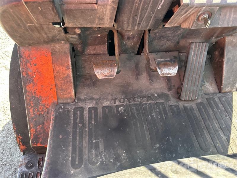 Toyota 7FGU25 2700 lb Pneumatic Tire Forklift Gaffeltrucker - Annet