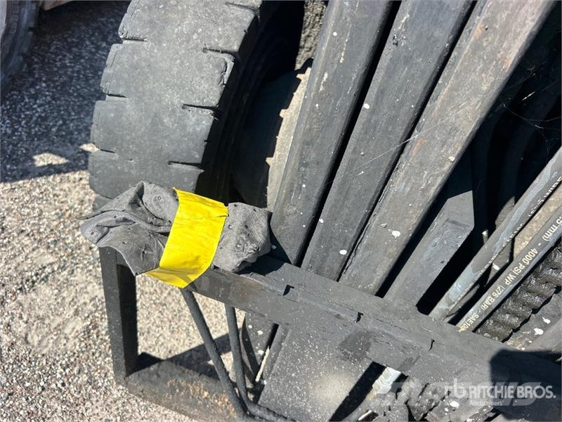 Toyota 7FGU25 2700 lb Pneumatic Tire Forklift Gaffeltrucker - Annet