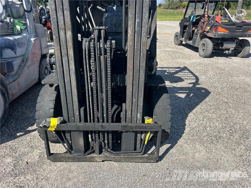 Toyota 7FGU25 2700 lb Pneumatic Tire Forklift Gaffeltrucker - Annet