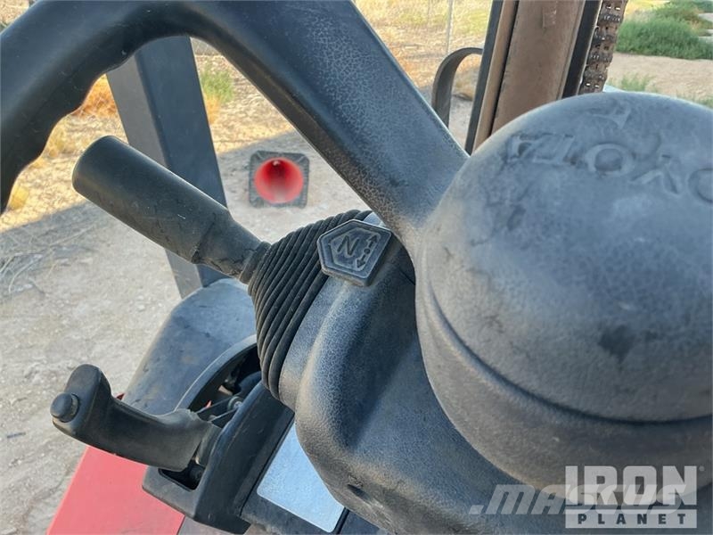 Toyota 7FGU35 7300 lb Pneumatic Tire Forklift 그 외 지게차