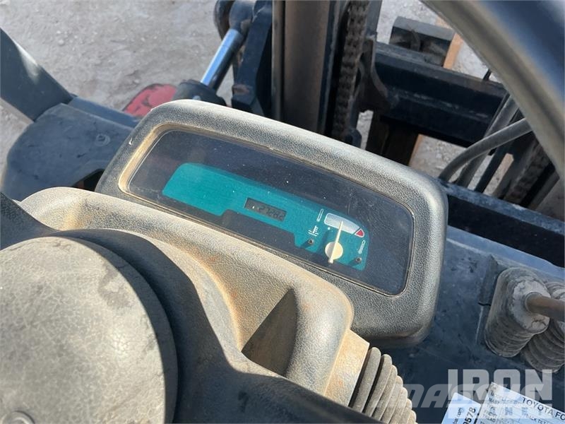 Toyota 7FGU35 7300 lb Pneumatic Tire Forklift 그 외 지게차