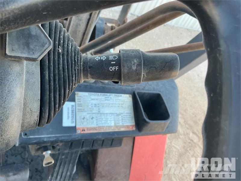 Toyota 7FGU35 7300 lb Pneumatic Tire Forklift 그 외 지게차