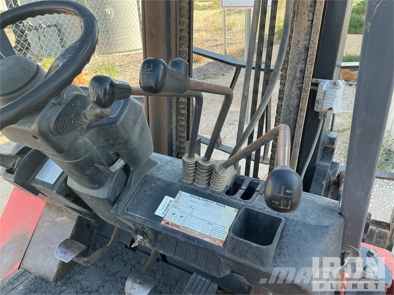 Toyota 7FGU35 7300 lb Pneumatic Tire Forklift 그 외 지게차
