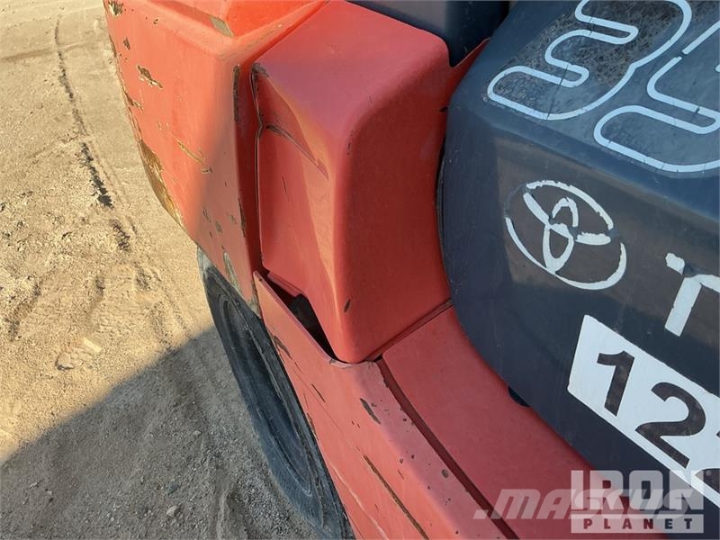 Toyota 7FGU35 7300 lb Pneumatic Tire Forklift 그 외 지게차