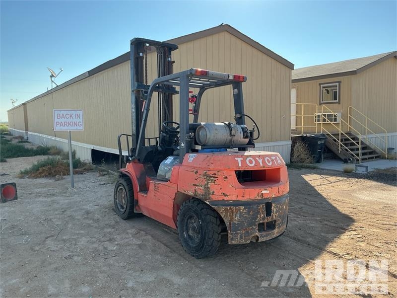 Toyota 7FGU35 7300 lb Pneumatic Tire Forklift 그 외 지게차