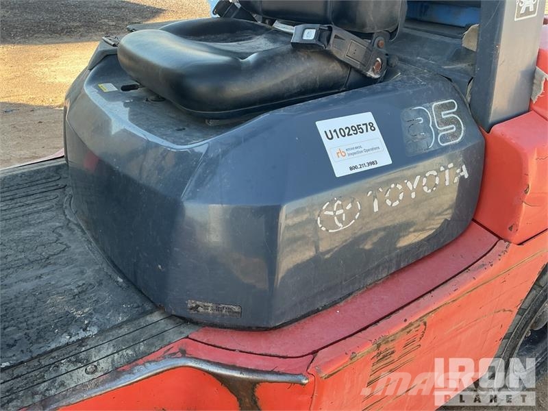 Toyota 7FGU35 7300 lb Pneumatic Tire Forklift 그 외 지게차