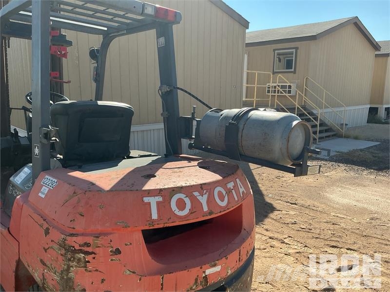 Toyota 7FGU35 7300 lb Pneumatic Tire Forklift 그 외 지게차