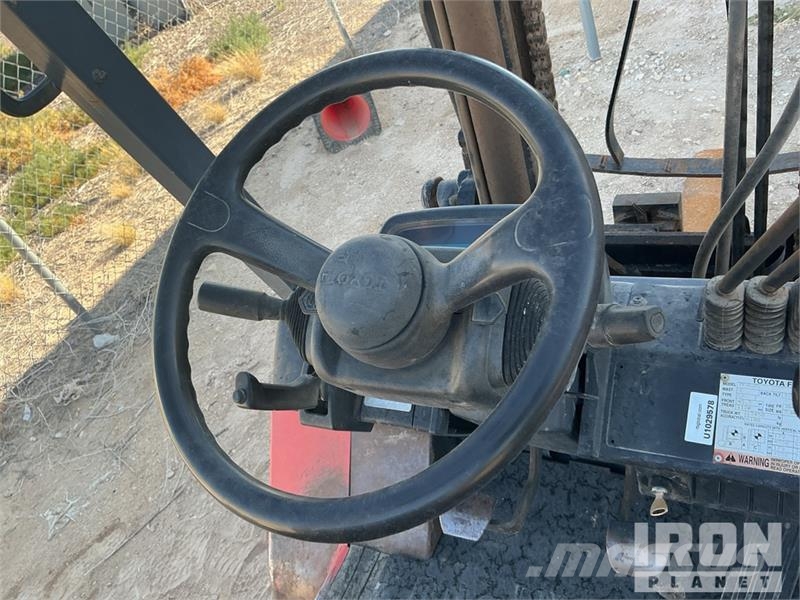 Toyota 7FGU35 7300 lb Pneumatic Tire Forklift 그 외 지게차