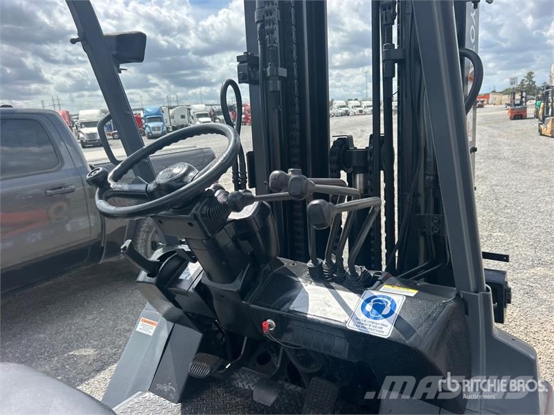 Toyota 8000 lb Pneumatic Tire Forklift Інше