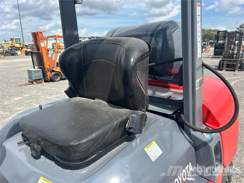 Toyota 8000 lb Pneumatic Tire Forklift Інше