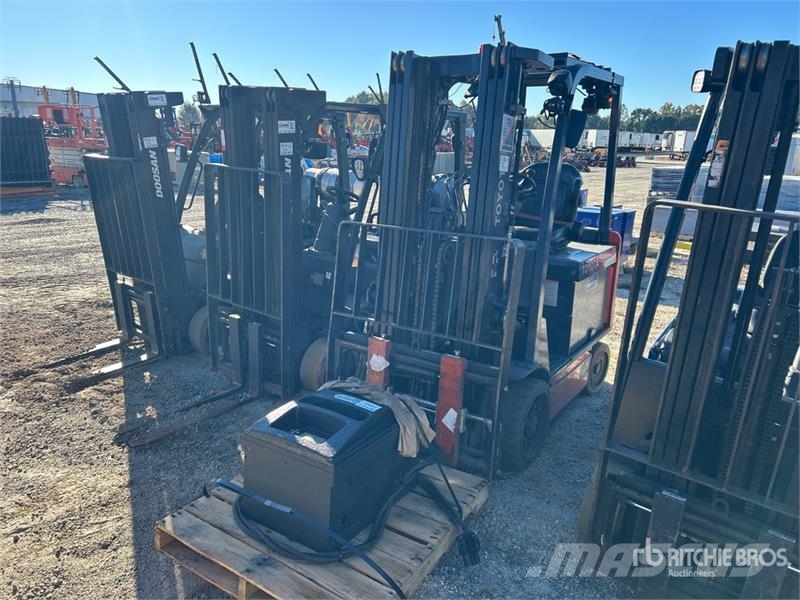 Toyota 8FBCU28 5300 lb Electric Forklift Electric forklifts